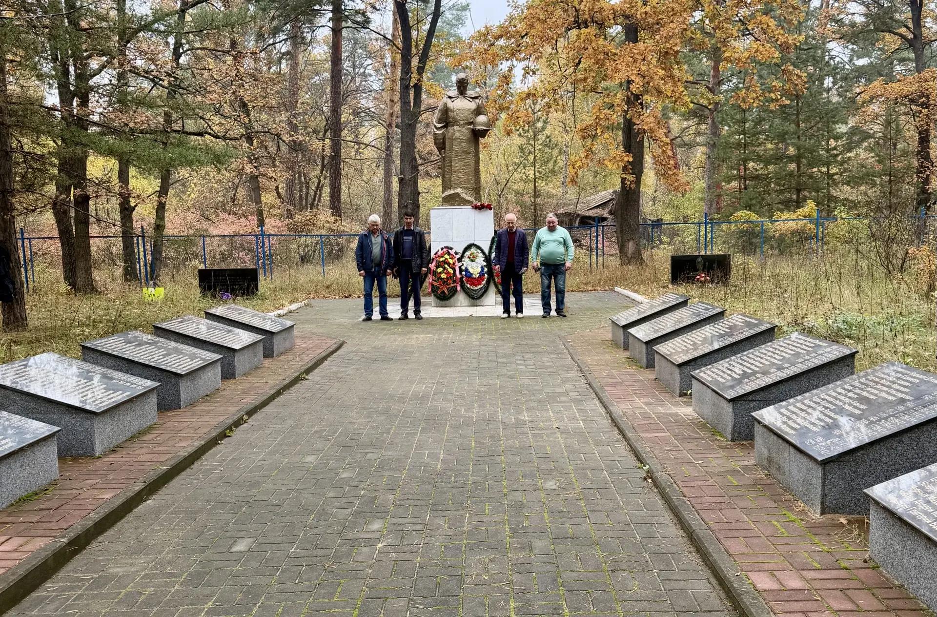 Сотрудники Фонда капитального ремонта многоквартирных домов Воронежской области провели уборку территории воинского захоронения №11